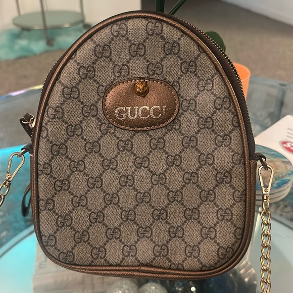Gucci Handbags - Gucci purse the purse smells like old and de sipper it's broken